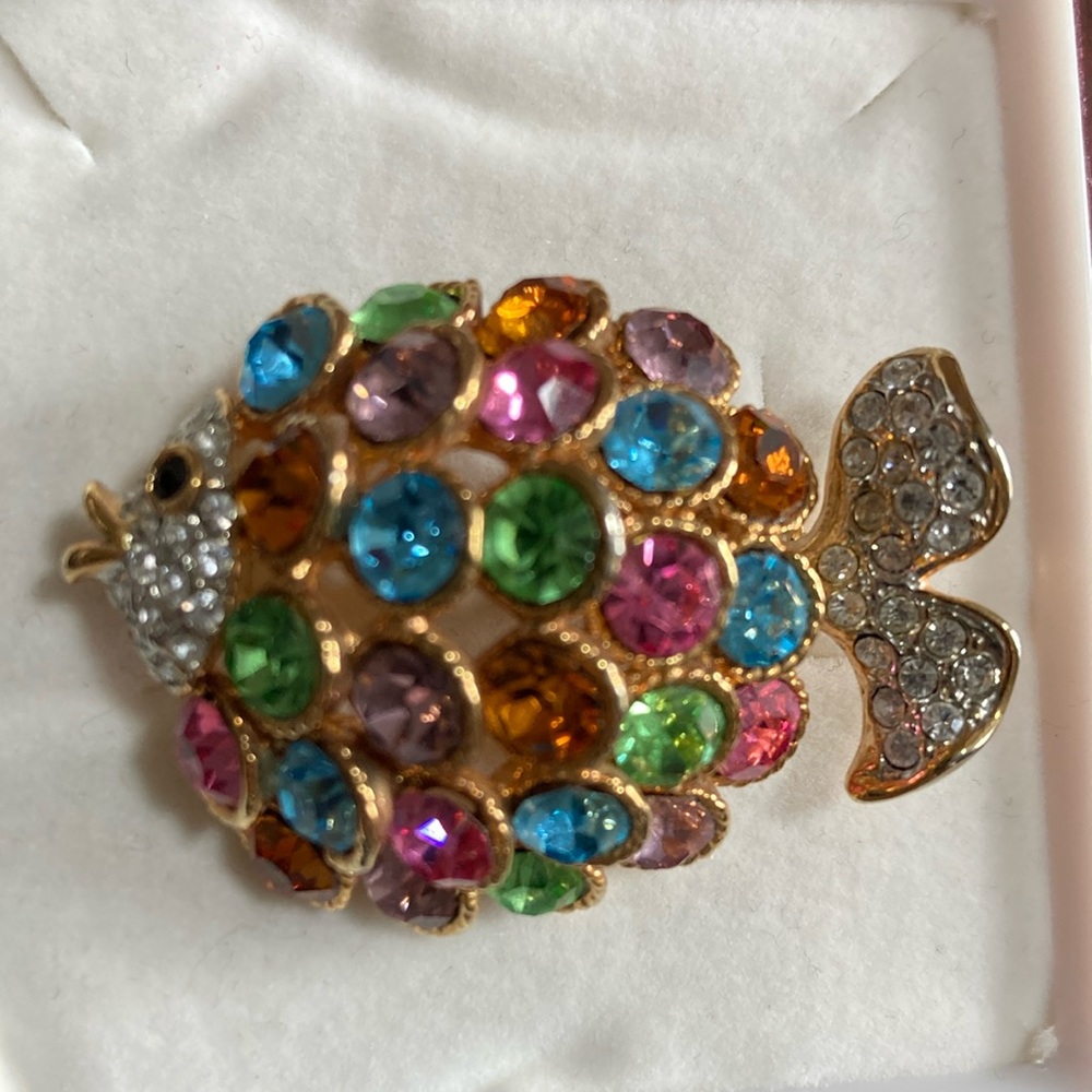 Pin, Fish shape with multicolor cristals, elegant and beautiful details.